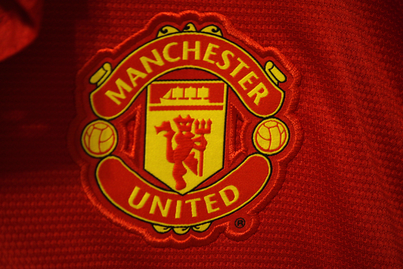 manchester-united-crest-printed-on-shirt