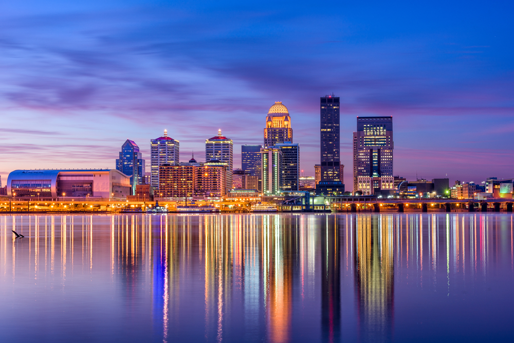 skyline of louisville kentucky at night